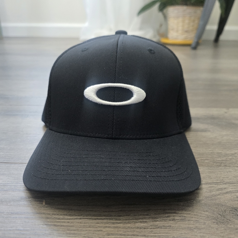 Oakley Flexfit Hat Small/Medium Black White